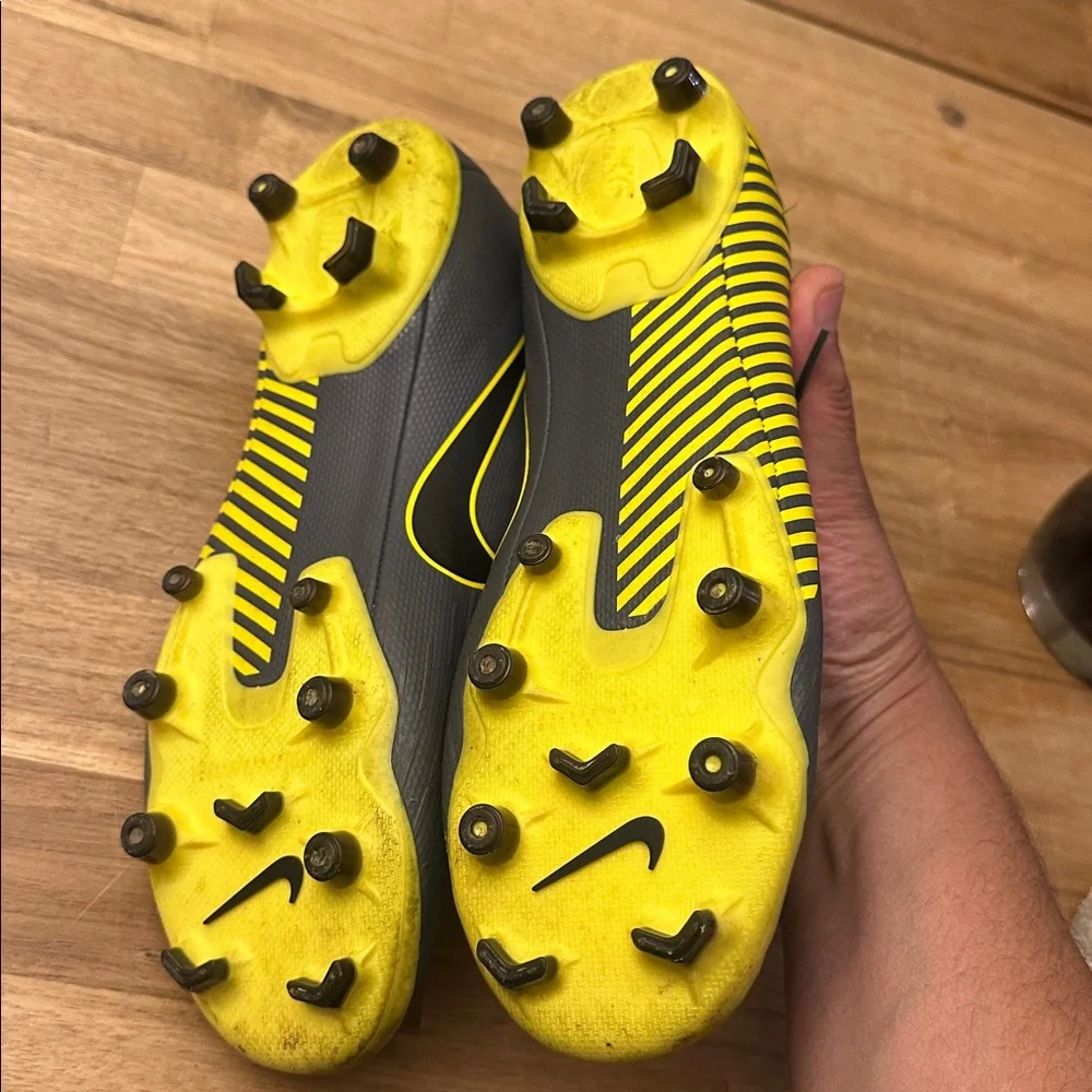 NIKE Mercurial Vapor 12 Club soccer cleats